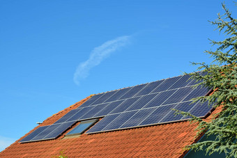 太阳能能源面板屋顶房子