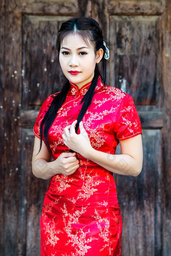 中国人女孩传统的中国人旗袍祝福