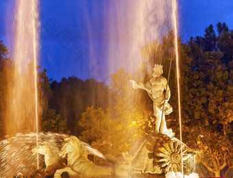海王星小车马雕像喷泉晚上马德里西班牙