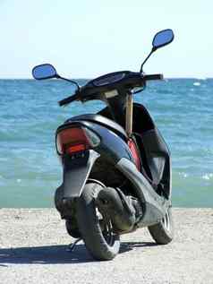 摩托车系泊背景蓝色的海