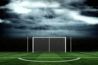 足球球场狂风暴雨的天空