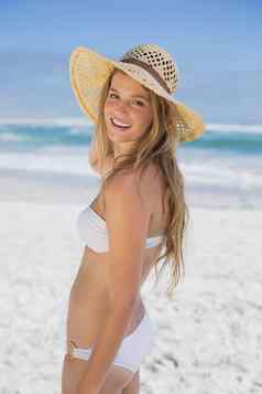 美丽的快乐金发女郎海滩白色比基尼遮阳帽