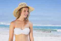 美丽的快乐金发女郎海滩白色比基尼遮阳帽