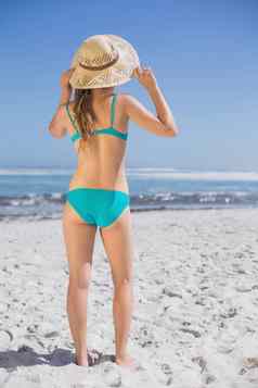 纤细的女人比基尼海滩穿遮阳帽