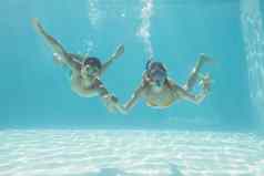 可爱的夫妇水下游泳池通气管海星