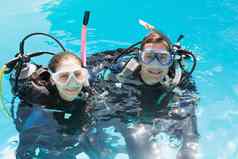 微笑夫妇潜水培训游泳池相机