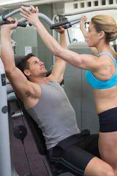 个人教练训练健美运动员重量机