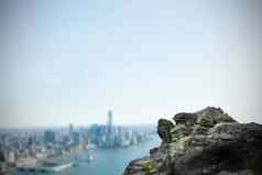 大岩石俯瞰海岸线城市