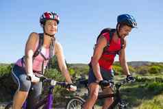 活跃的夫妇骑自行车农村