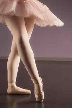 芭蕾舞女演员站粉红色的图图