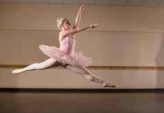 美丽的芭蕾舞女演员跳舞粉红色的图图
