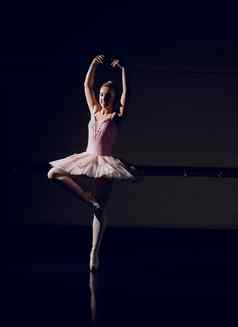 美丽的芭蕾舞女演员跳舞尖端