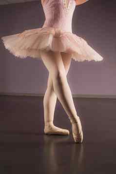 芭蕾舞女演员站粉红色的图图