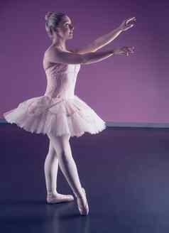 优雅的芭蕾舞女演员站粉红色的图图