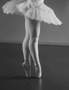 优雅的芭蕾舞女演员站尖端