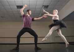 芭蕾舞合作伙伴跳舞优雅的