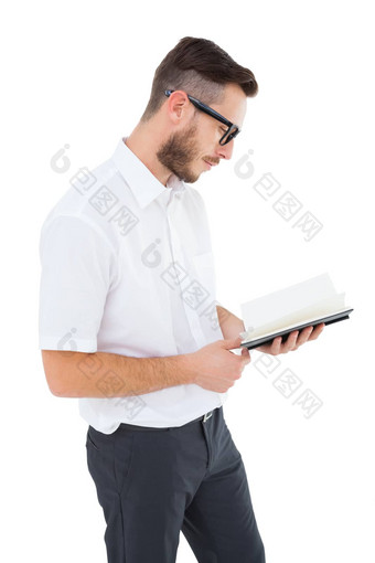 极客年轻的男人。阅读黑色的书
