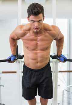 肌肉发达的男人。参考健身锻炼健身房
