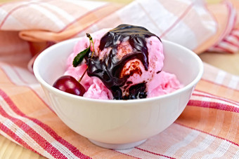 冰奶油樱桃巧克力糖浆餐巾