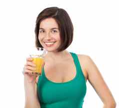 可爱的微笑浅黑肤色的女人喝橙色汁