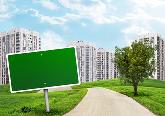 空白绿色广告牌树路运行长满草的山城市
