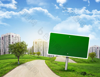 空白绿色广告牌树路运行长满草的山城市
