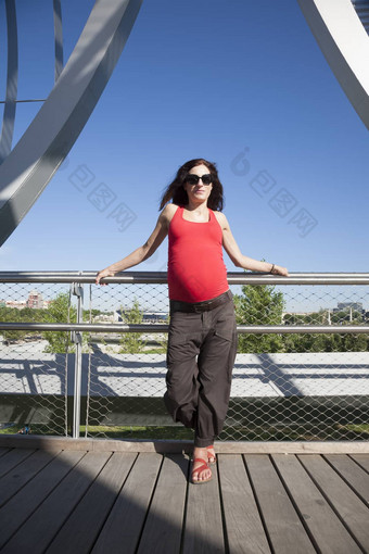 红色的衬衫前面怀孕了女人