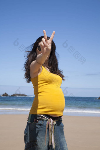 胜利怀孕了女人海滩
