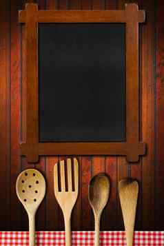 木黑板上厨房餐具