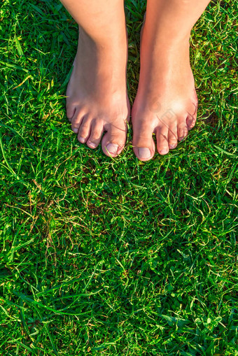 垂直图片女腿绿色草坪上