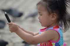 亚洲婴儿女儿戏剧智能手机