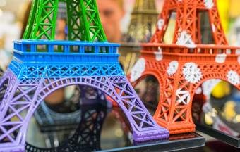 巴黎7月色彩鲜艳的微型埃菲尔铁塔塔