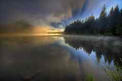 多雾的早....延龄草湖
