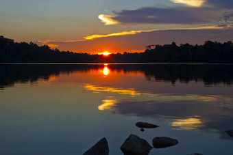 日落反射湖