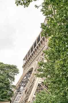 之旅埃菲尔铁塔巴黎具有里程碑意义的包围树夏天