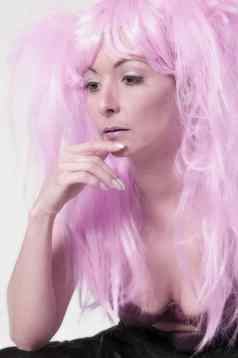 思考粉红色的假发