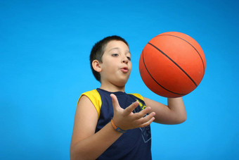 男孩玩<strong>篮球</strong>蓝色的背景