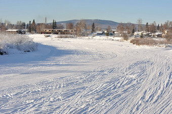 契那发电厂河覆盖雪冰冬天