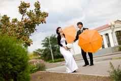 新娘新郎橙色雨伞