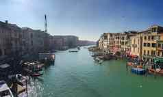 威尼斯2月游客城市运河威尼斯