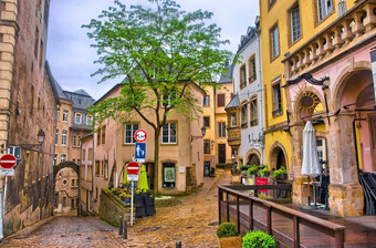 卢森堡城市卢森堡俊狭窄的中世纪的街
