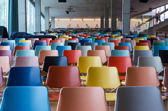色彩斑斓的椅子现代礼堂