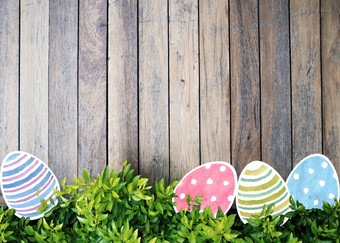 复活节色彩斑斓的鸡蛋水彩木背景
