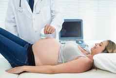 怀孕了女人接收超声波治疗