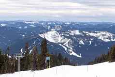 单板滑雪骑滑雪电梯罩