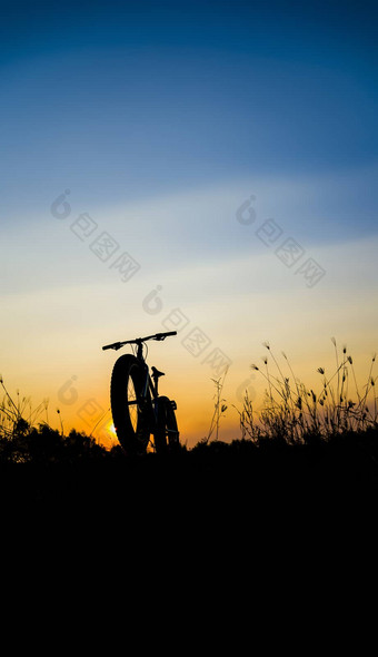 美丽的日落天空山自行车轮廓轮廓脂肪自行车