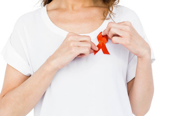 女人穿红色的艾滋病意识丝带