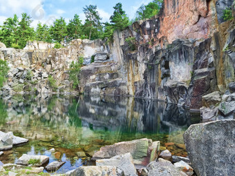 风景如画的湖古老的石头采石场