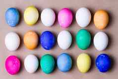 整洁的安排色彩斑斓的染色复活节鸡蛋