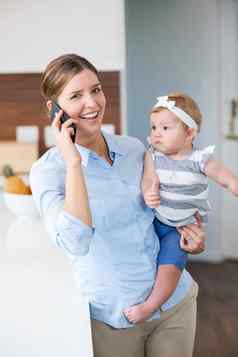 女人移动电话携带女儿表格